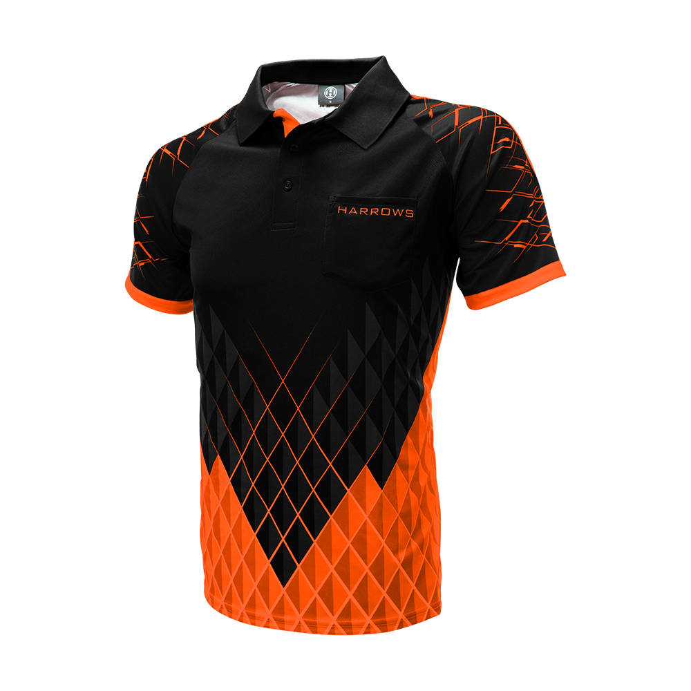 HRS-26234_Harrows_Paragon_Dartshirt_Orange_3 Das Bild zeigt ein schwarzes Dartshirt mit auffälligen orangefarbenen Mustern. Auf der Brust befindet sich die Aufschrift "HARROWS".