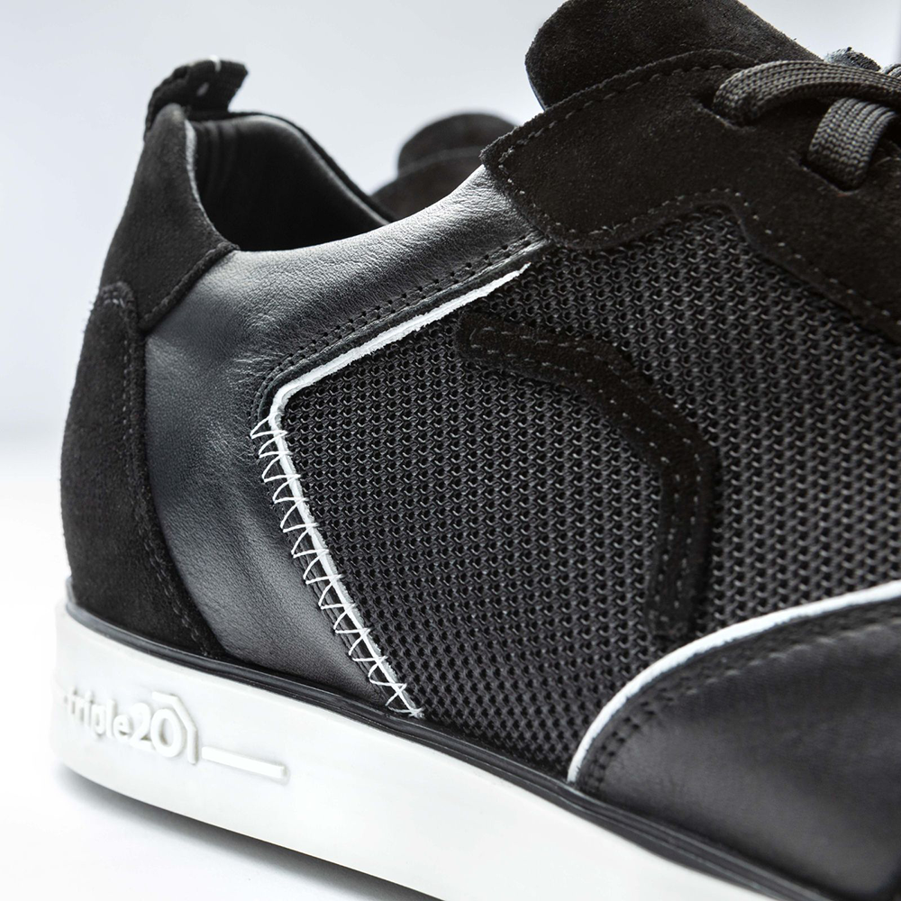 20201003-00_Triple20_Dartschuhe_Textil_Leder_Schwarz_Weiss_5 Der Schuh „Triple20 Dartschuhe Textil Leder - Schwarz Weiß“ ist aus schwarzem Textil und Leder gefertigt. Weiße Nähte und eine weiße Sohle setzen dezente Akzente am Design.