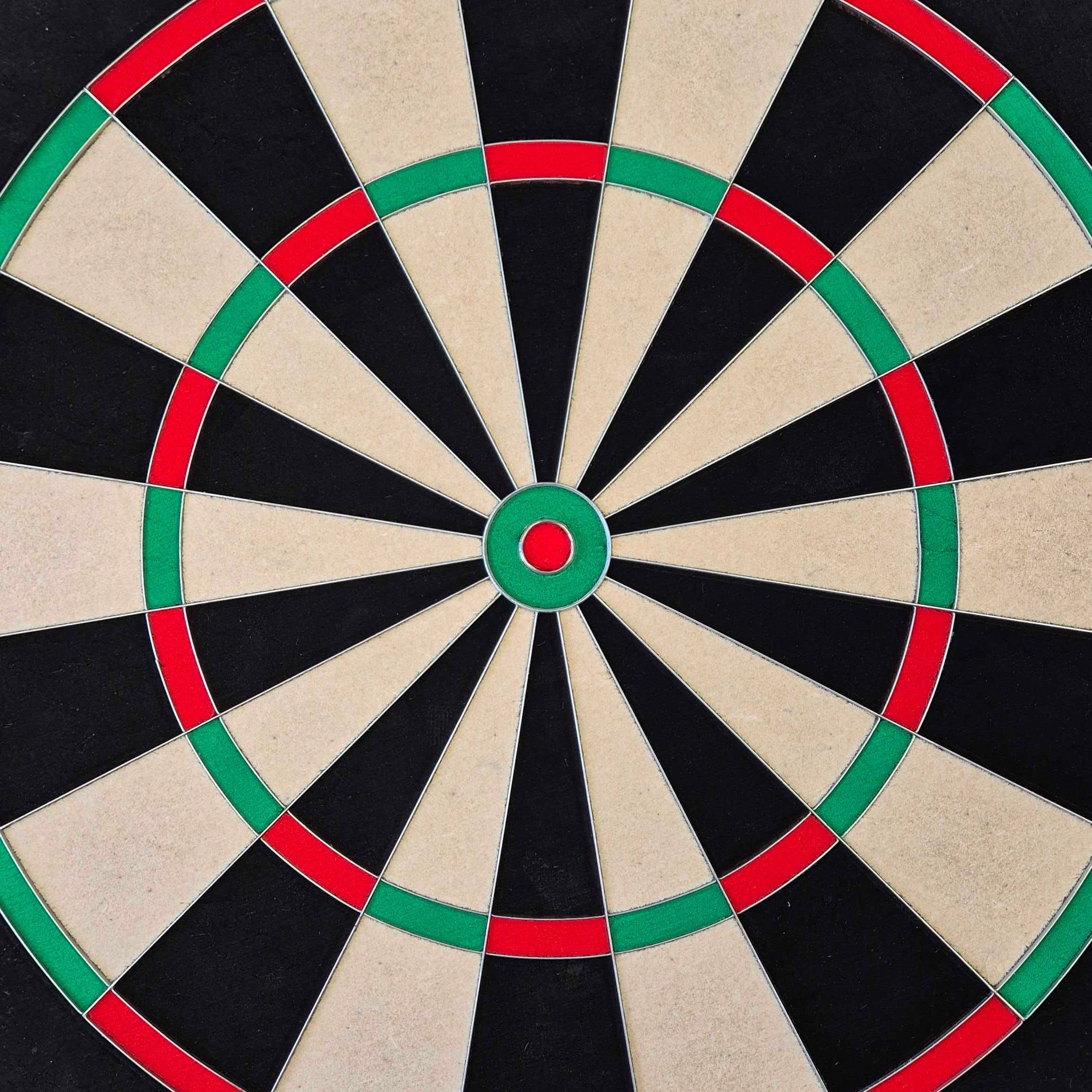 Diana de acero McDart Precision Das Bild zeigt ein McDart Precision Steeldartboard. Die Dartscheibe ist in schwarze, beige, grüne und rote Segmente unterteilt.