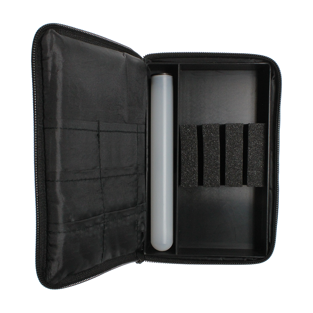 McDart Tasche mit 6 Softdarts und Zubehör Auf dem Bild ist eine geöffnete schwarze Tasche zu sehen, die Fächer und Halterungen für Softdarts und Zubehör bietet. Die Tasche hat auf der rechten Seite Schaumstoffhalterungen und ein Kunststoffröhrchen zur sicheren Aufbewahrung.