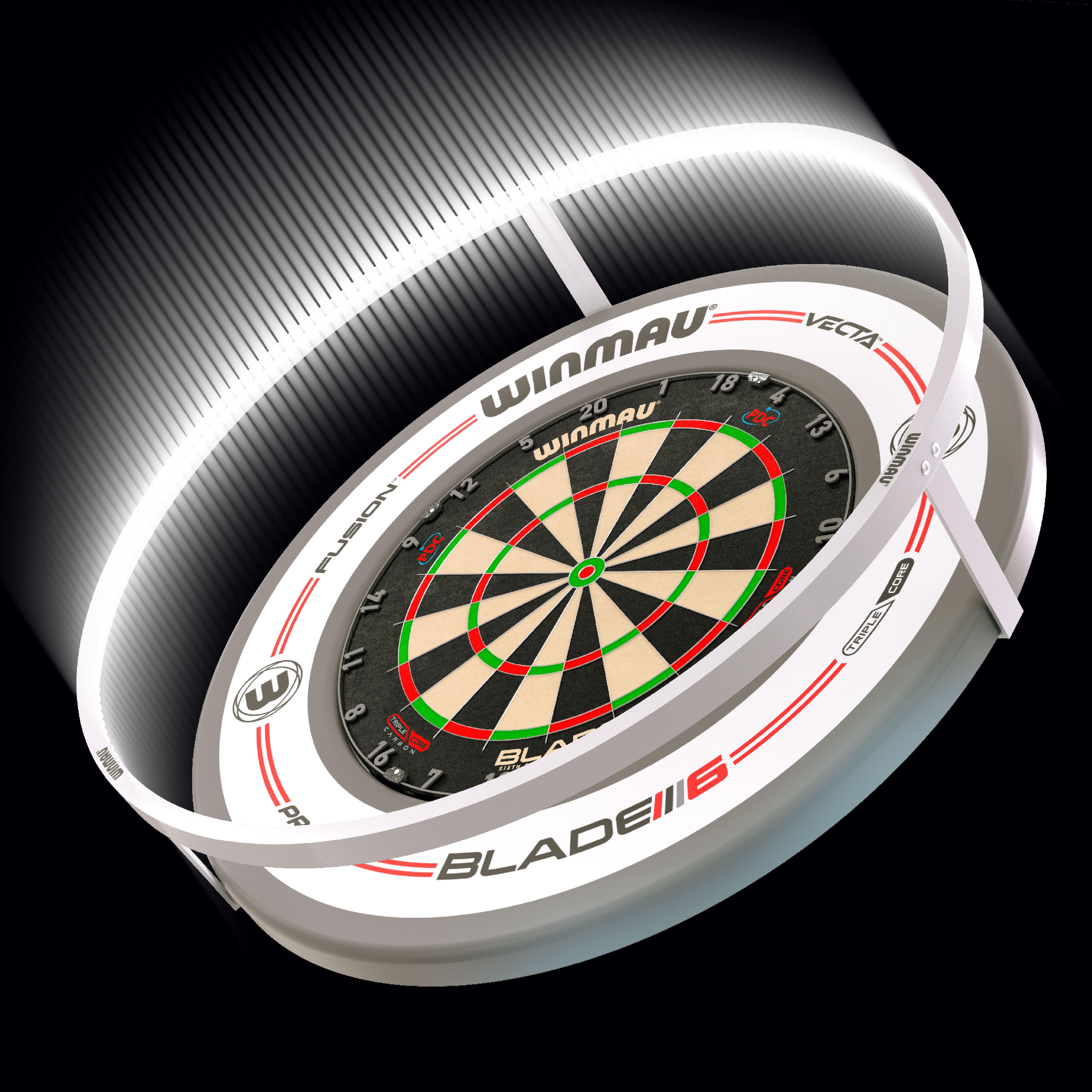 Luz LED para diana Winmau Plasma Ice Das Bild zeigt das Produkt "Winmau Plasma Ice LED Dartboard Light", das über einem Dartboard angebracht ist. Ein heller LED-Lichtring beleuchtet die gesamte Dartscheibe gleichmäßig.