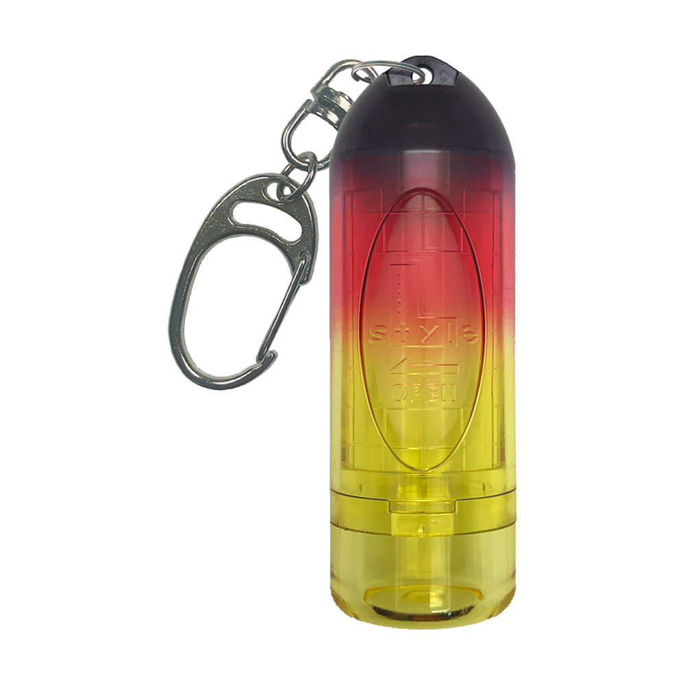 LSF36_L-Style_N9_Lipstock_Tri_Color_Spitzencase_Sunrise_1 Das Bild zeigt das Produkt "L-Style N9 Lipstock Tri Color Spitzencase - Sunrise". Das Etui hat einen Farbverlauf von Schwarz über Rot zu Gelb und ist mit einem Metallkarabiner versehen.