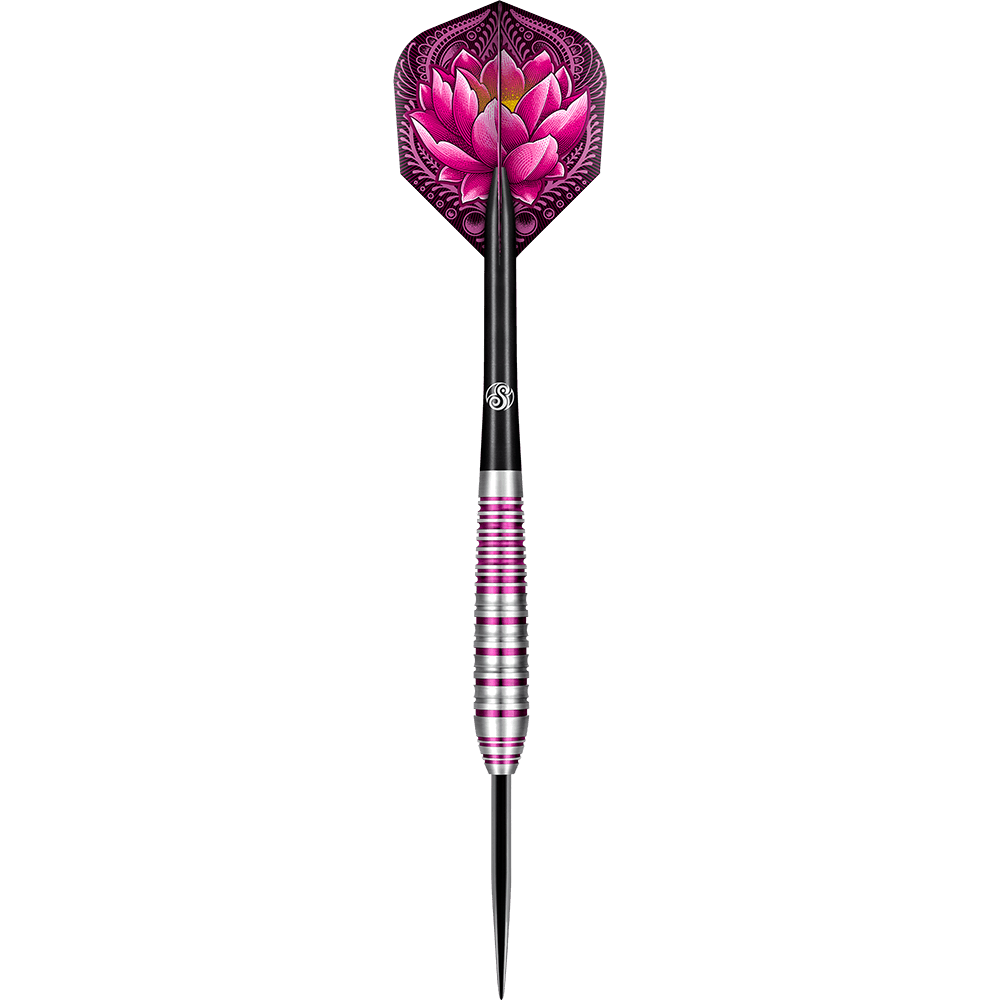 67163_Shot_ZEN_Juji_Steeldarts_1SOQwII0p5v9hk Das Bild zeigt einen Shot ZEN Juji Steeldart mit einem auffälligen pinken Lotusblumen-Design auf dem Flight. Der Dart hat einen silbernen und pinken Ring-Griff und eine schwarze Spitze.