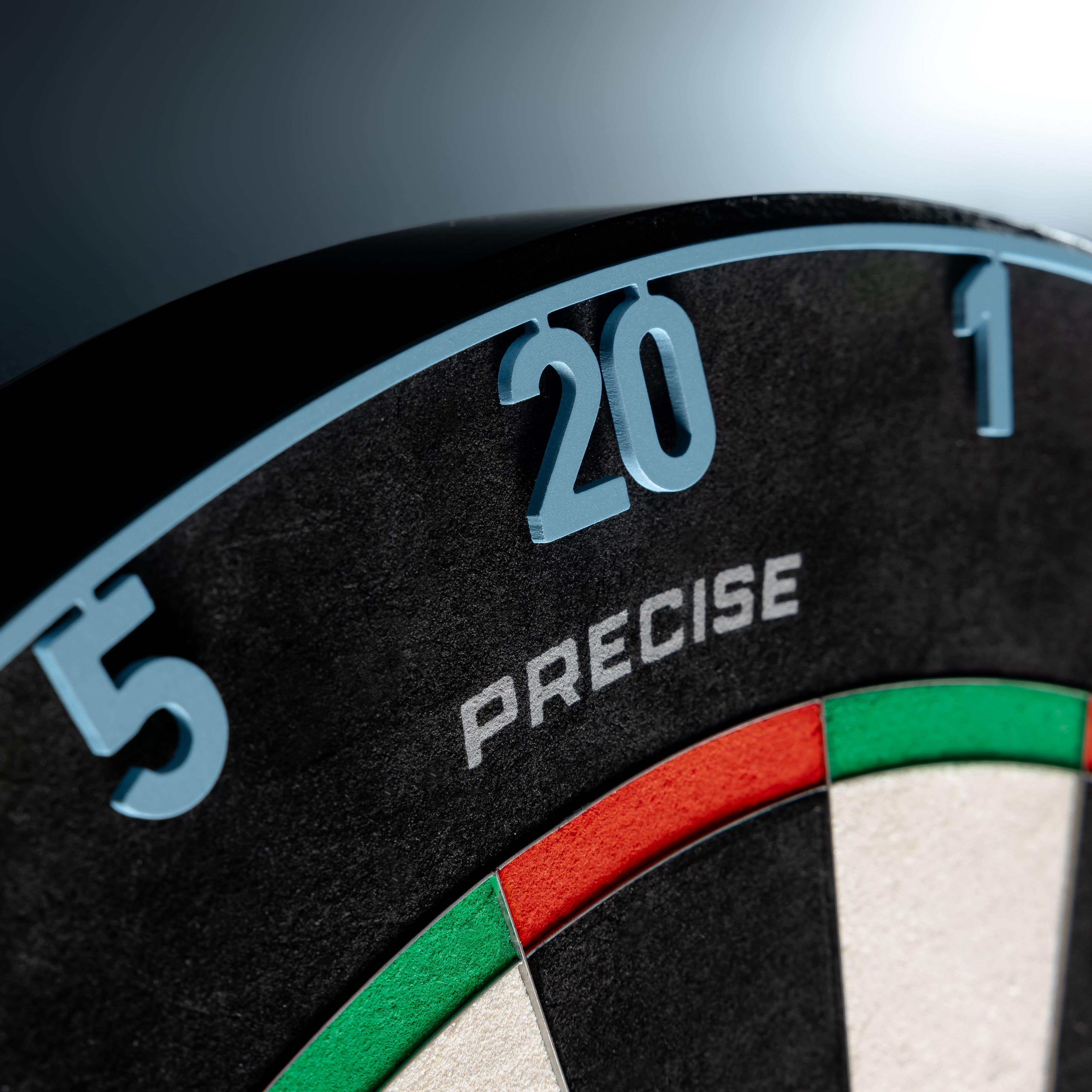 Diana de dardos de acero Endorphine de precisión 180 con anillo numerado - Azul infinito Auf dem Bild sieht man das Precise 180 Endorphine Steeldartboard mit Nummernring in Infinity Blue. Diese Dartscheibe ist für ein präzises Spiel konzipiert.