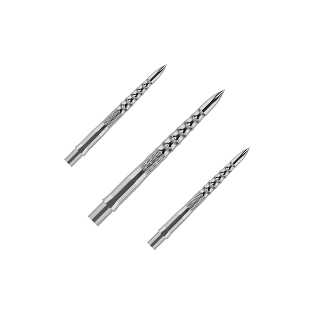 Puntas de dardos Mission Caliburn EVO - Ondulación - Plateadas Auf dem Bild sind drei silberne Steeldartspitzen mit einem strukturierten Griff zu sehen. Sie sind in einem Set angeordnet und haben ein modernes, geriffeltes Design.