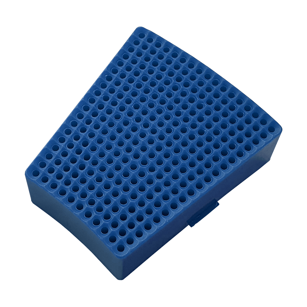 Das Bild zeigt ein blaues Ersatzfeld für das Granboard 132. Das Feld hat viele kleine Löcher und eine trapezförmige Form.