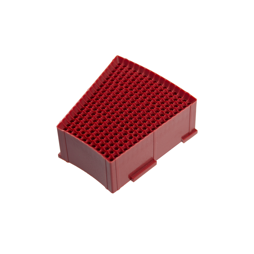 LW7_L-wen_Dart_Ersatzfeld_Single_Aussen_Rot_1_Originalteil Das Bild zeigt ein rotes Ersatzfeld für eine Löwen Dartscheibe. Das Ersatzfeld hat viele kleine Löcher und ist dreieckig geformt.