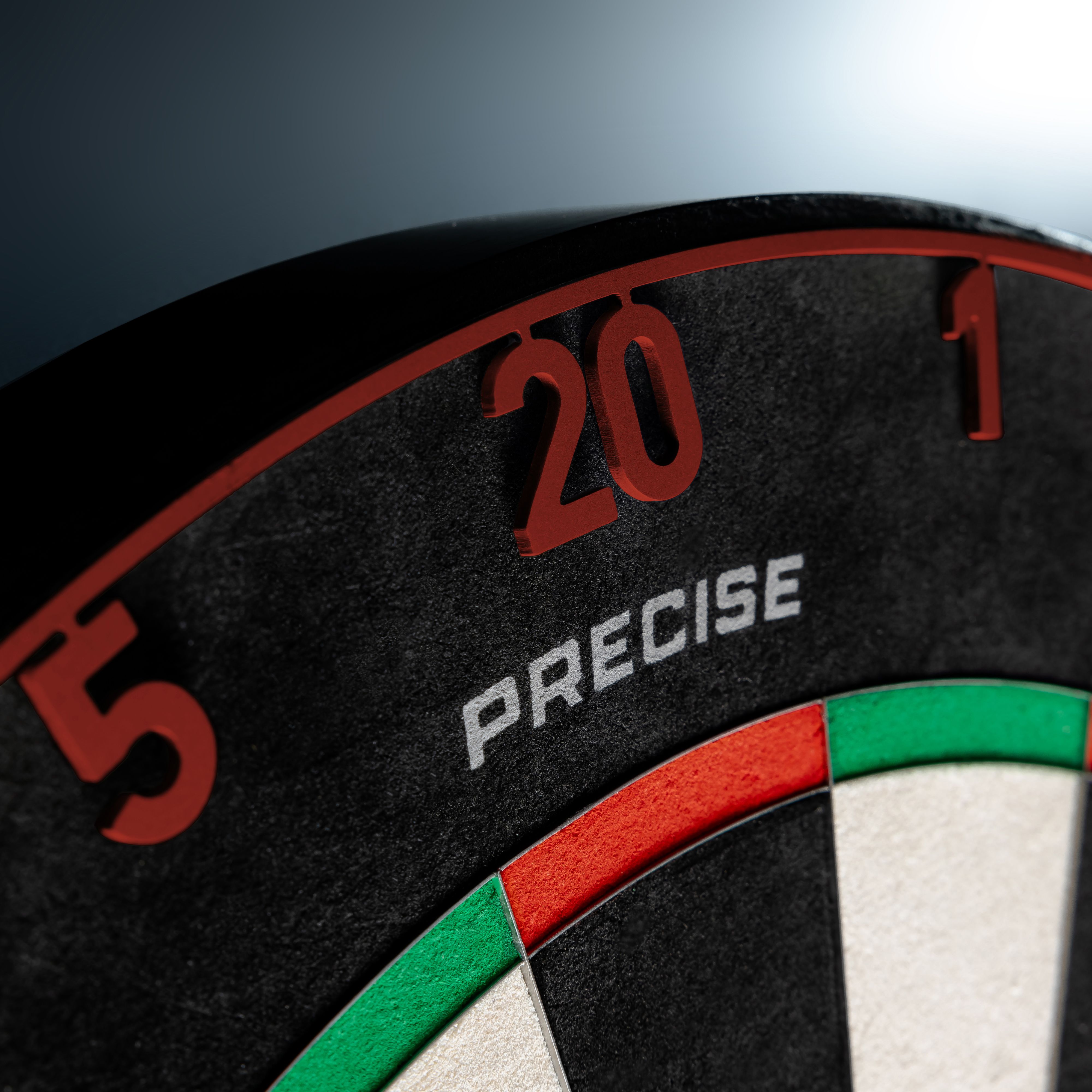 Diana de dardos de acero Endorphine de precisión 180 con anillo numerado - Rojo desteñido Das Precise 180 Endorphine Steeldartboard mit Nummernring in Faded Red ist zu sehen. Die Abbildung präsentiert das Produkt in kräftigen Farbtönen.