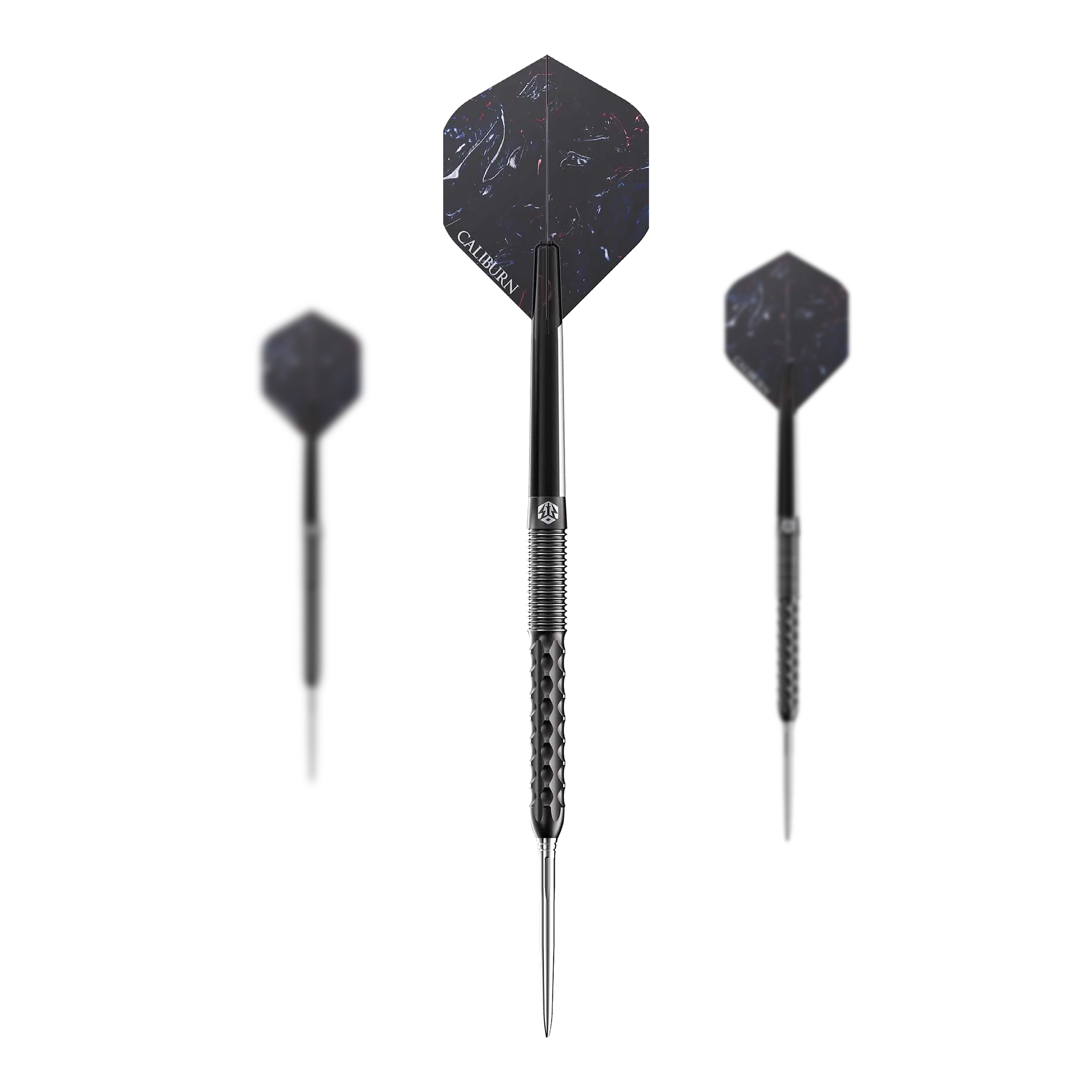 Dardos de acero Caliburn Sword S1 Das Bild zeigt drei Steeldarts des Produkts "Caliburn Sword S1". Die Darts haben eine dunkle Farbe mit hexagonalen Flights und einem strukturierten Griff.