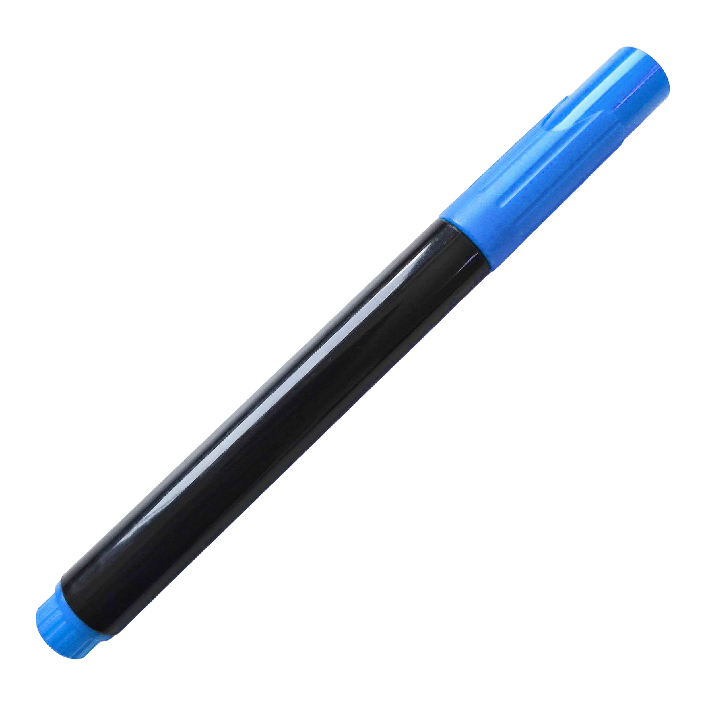 Auf dem Bild ist ein schwarzer Boardmarker mit blauer Kappe zu sehen. Der Stift liegt schräg auf einem weißen Hintergrund.