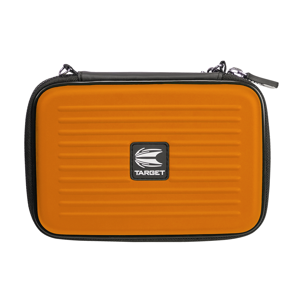 125856_Target_Takoma_XL_Dartwallet_Orange_1 Dies ist das Produkt "Target Takoma XL Dartwallet". Es handelt sich um ein orangefarbenes Etui mit schwarzem Reißverschluss und Target-Logo auf der Vorderseite.