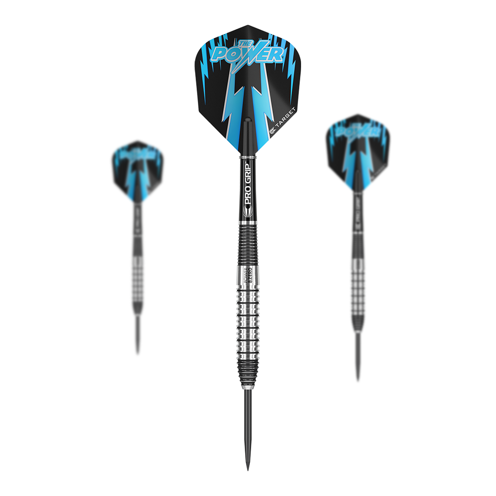 Target Phil Taylor Power 8Zero 2 dardos de acero Das Bild zeigt drei Steeldarts des Produkts "Target Phil Taylor Power 8Zero 2". Die Darts haben schwarze und blaue Flights mit dem Schriftzug "The Power" und silberne, griffige Barrels.