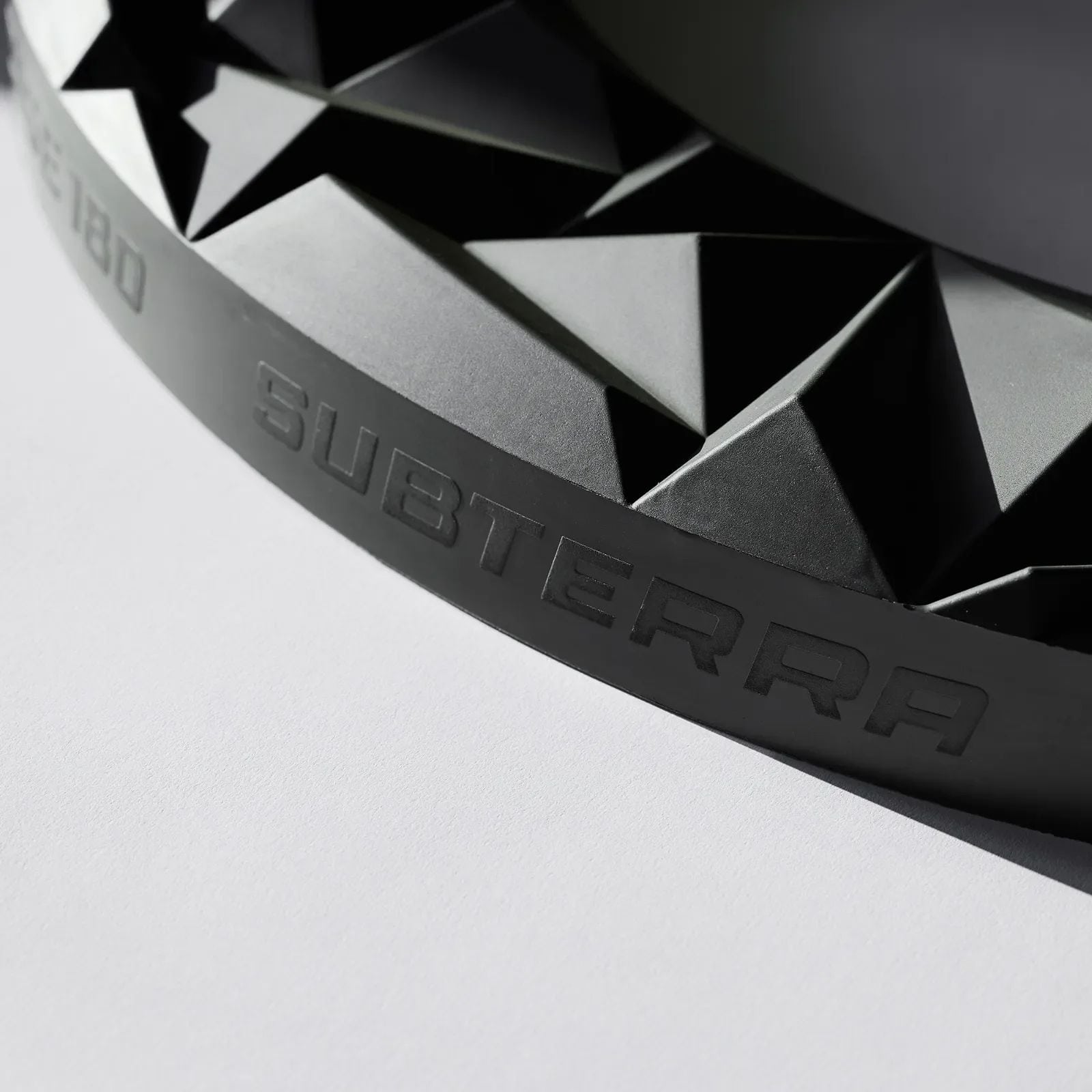 Tablero de dardos 3D Precise 180 Surround Subterra - Grafito Das Precise 180 3D Dartboard Surround Subterra - Graphite ist auf dem Foto zu sehen. Diese Umrandung eignet sich ideal für Dartliebhaber.
