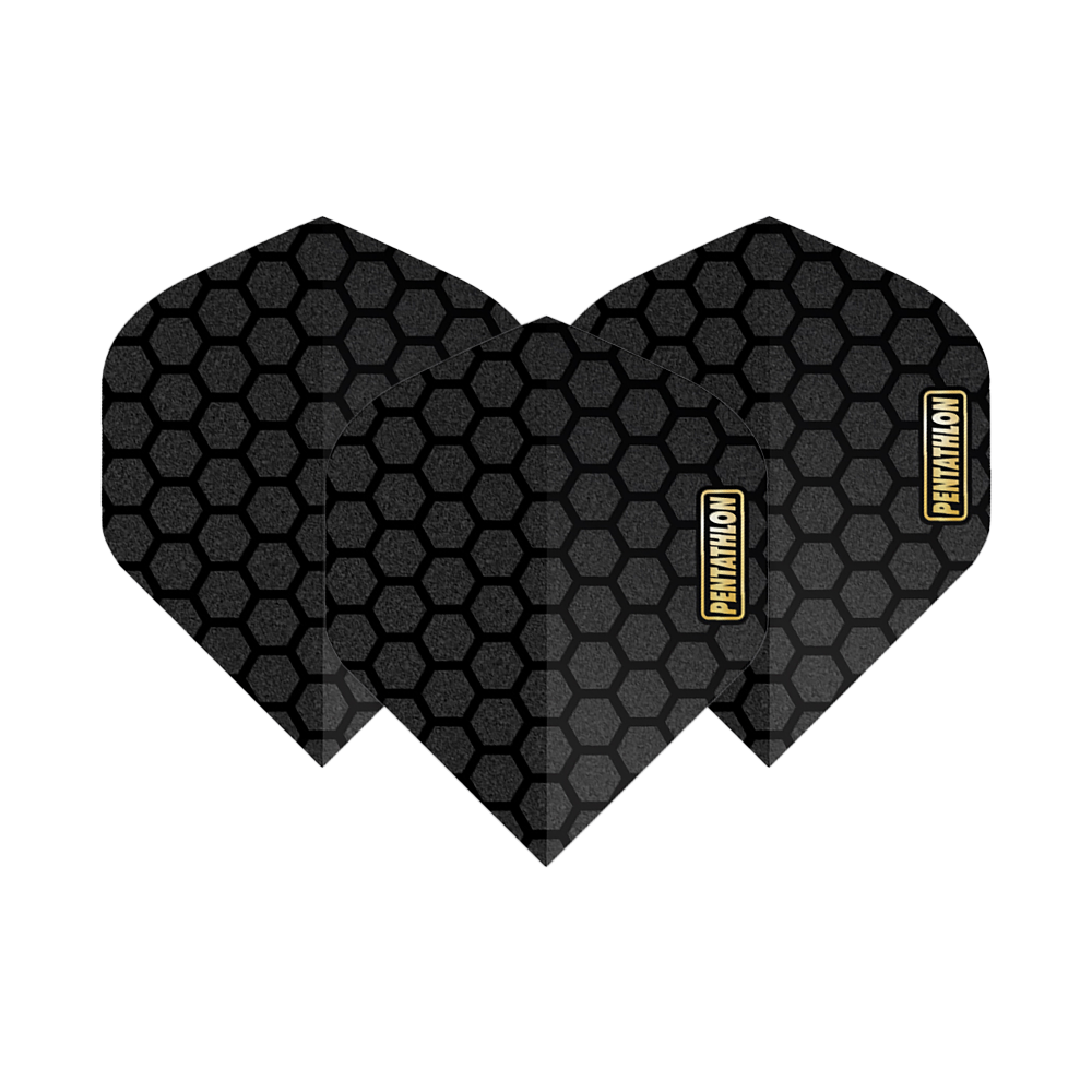 Vuelos de pentatlón RT Honeycomb Das Bild zeigt drei schwarze Dart-Flights mit Wabenmuster. Auf jedem Flight steht das Wort "Pentathlon" in einem gelben Rechteck.