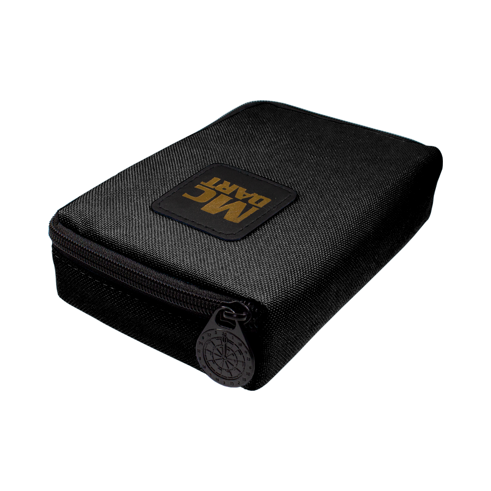 McDart Tasche mit 6 Softdarts und Zubehör Auf dem Bild ist eine schwarze McDart-Tasche mit Reißverschluss zu sehen. Die Tasche dient zur Aufbewahrung von 6 Softdarts und Zubehör.