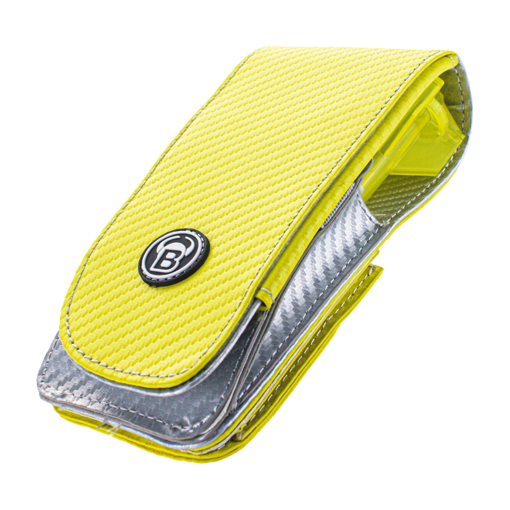 66348_Bulls_SECC_Dartcase_Yellow_1 Das Bild zeigt ein gelbes Dart-Etui mit silbernen Akzenten. Auf der Vorderseite befindet sich ein rundes Logo mit dem Buchstaben „B“.