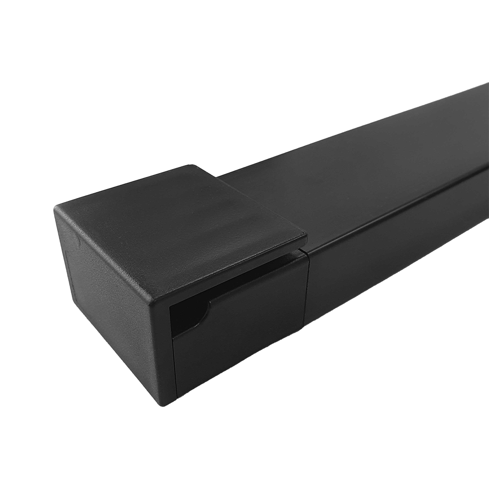 McDart Oche für Dartteppiche Das Bild zeigt das Produkt "McDart Oche für Dartteppiche". Es ist eine schwarze Abwurfschiene aus Kunststoff, die beim Dartspielen verwendet wird.