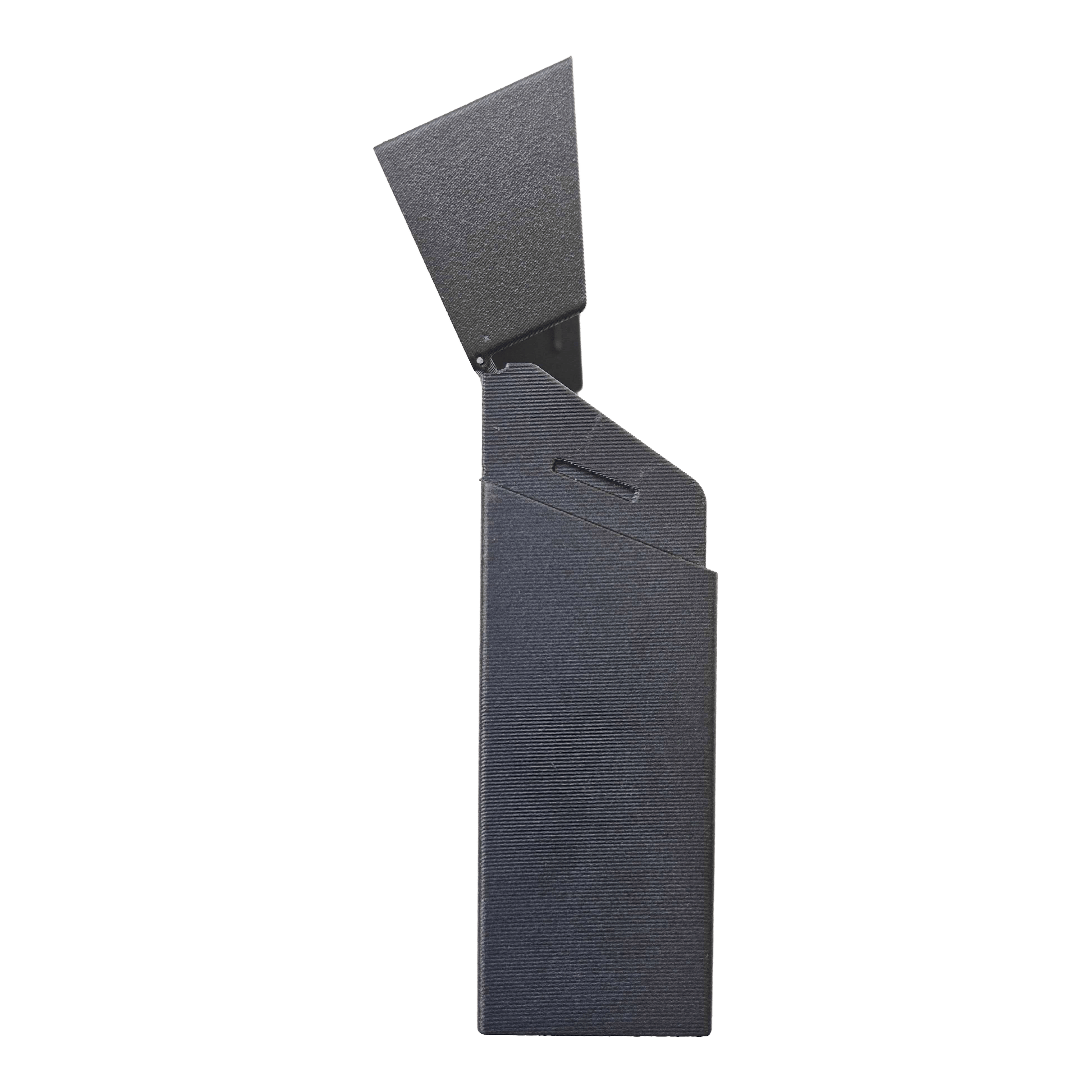 Estuche para dardos Smoke 180 con diseño personalizado - Negro Detail von Smoke 180 Dartcase mit eigenem Design, Farbe Schwarz. Das Etui ist von der Seite zu sehen.