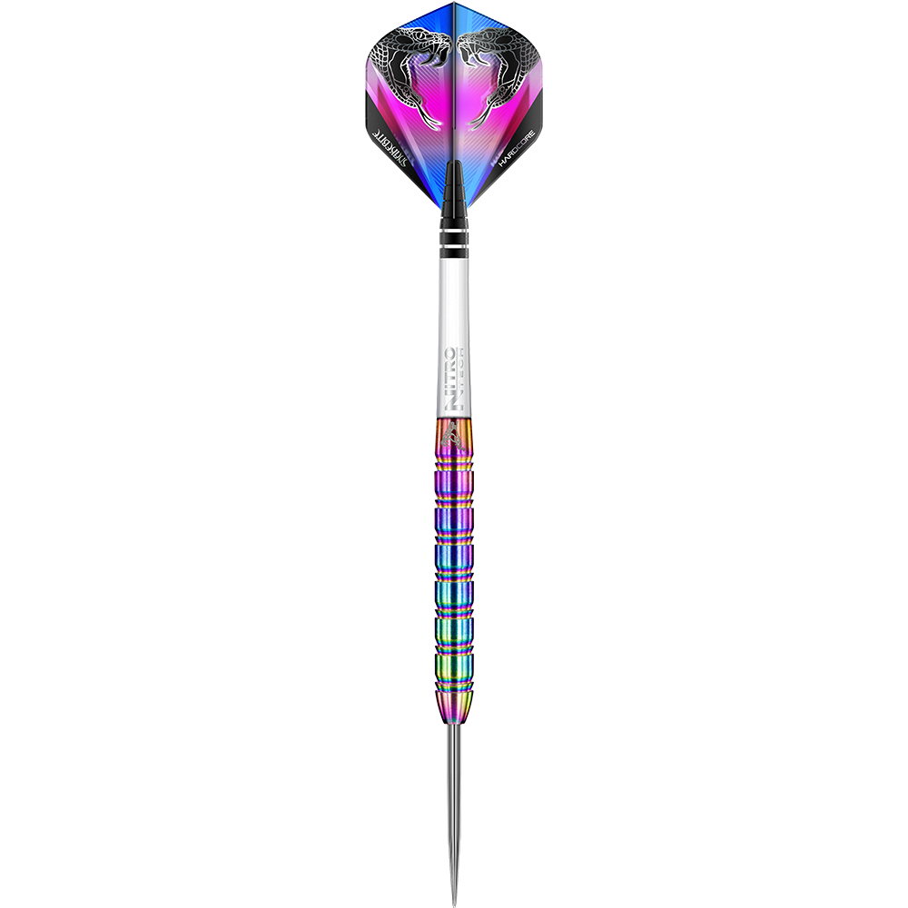 RD1478-RedDragon-Peter-Wright-Snakebite-1-Rainbow-Steeldarts-1CJcNwcgyDrfJ1 Auf dem Bild ist ein bunter Steeldart namens „Red Dragon Peter Wright Snakebite 1 Rainbow“ zu sehen. Der Dart hat Regenbogenfarben am Schaft und ein Flight-Design mit Schlangenmotiven.
