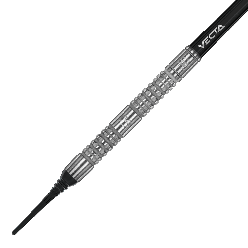 2431_Winmau_Michael_Van_Gerwen_MvG_Absolute_Softdarts_22AtMaPipzGeG4 Das Bild zeigt einen Winmau Michael Van Gerwen MvG Absolute Softdart. Der Dart hat ein silbernes Barrel mit eingraviertem Muster und einem schwarzen Schaft.