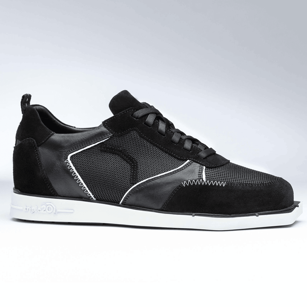 20201003-00_Triple20_Dartschuhe_Textil_Leder_Schwarz_Weiss_2 Der Schuh "Triple20 Dartschuhe Textil Leder - Schwarz Weiß" ist ein sportlicher Sneaker in Schwarz mit weißen Akzenten. Er besteht aus einer Kombination aus Textil und Leder und hat eine weiße Sohle.