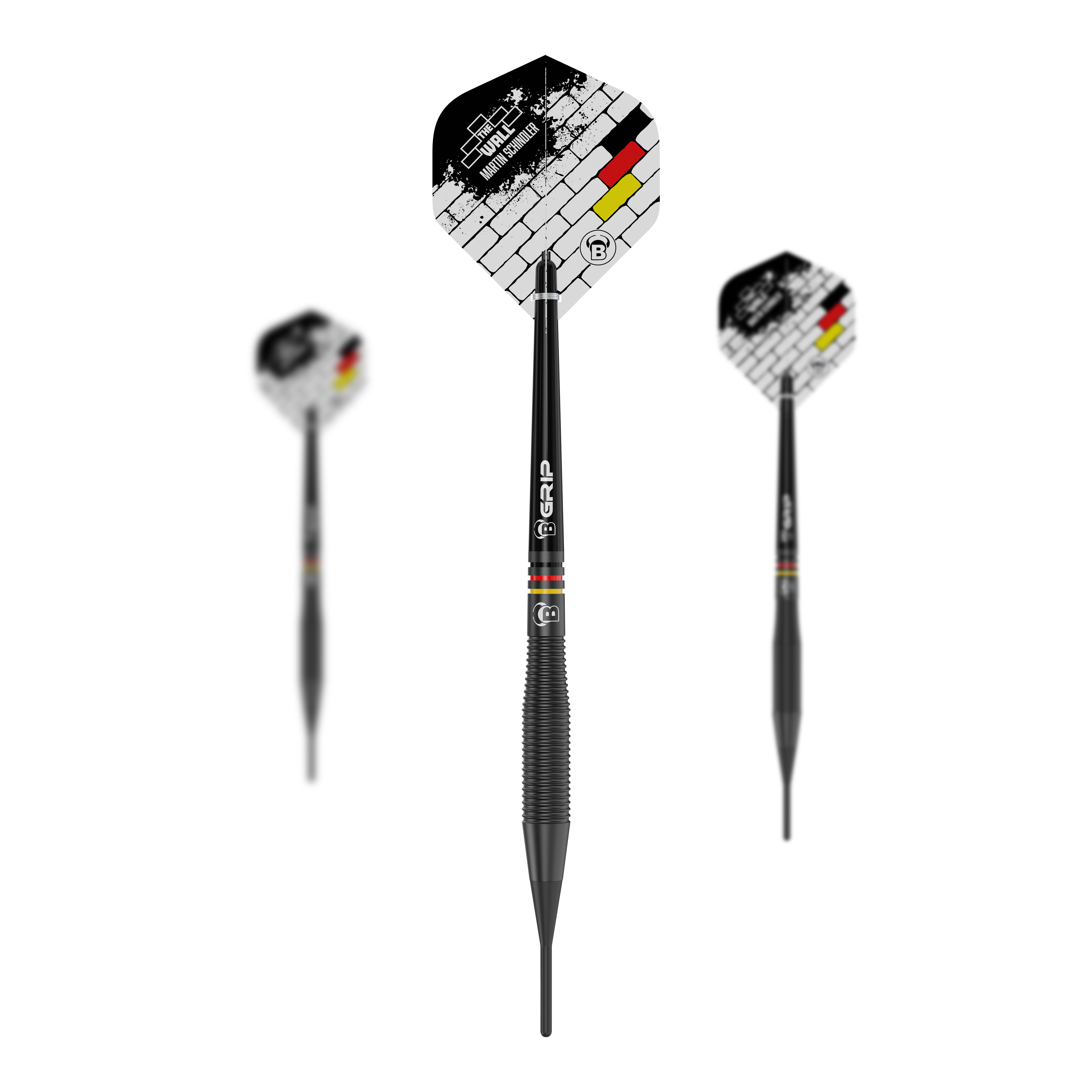 Dardos blandos de latón negro Bulls Martin Schindler The Wall - 18 g Auf dem Bild sind drei Softdarts des Modells „Bulls Martin Schindler The Wall Black Brass“ mit 18g zu sehen. Die Flights zeigen ein Ziegelmuster und die Farben der deutschen Flagge.
