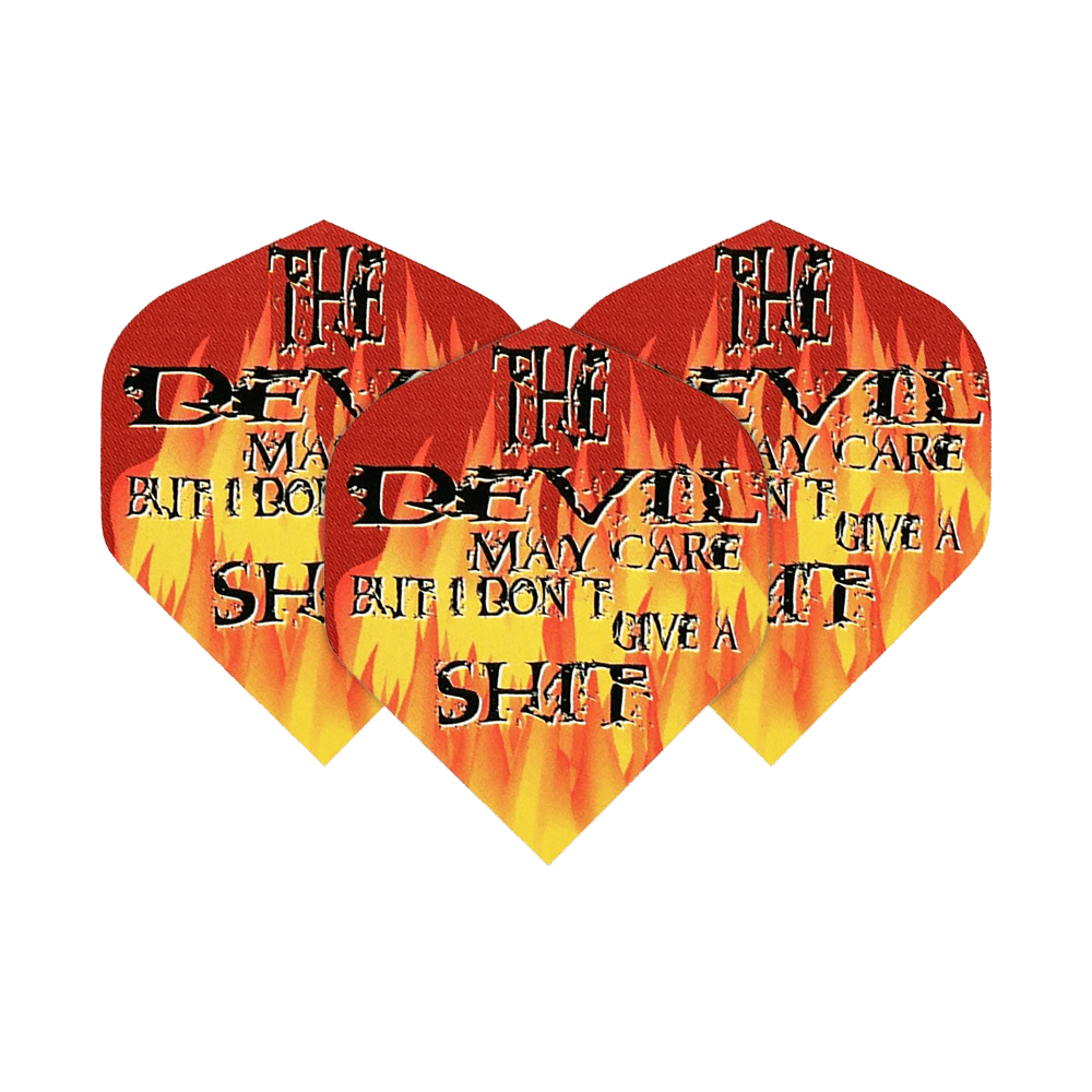 Vuelos de pentatlón El diablo puede cuidar Das Bild zeigt drei Dartflights mit Flammenmuster und auffälligem Schriftzug. Auf den Flights steht: "The Devil may care but I don't give a shit."