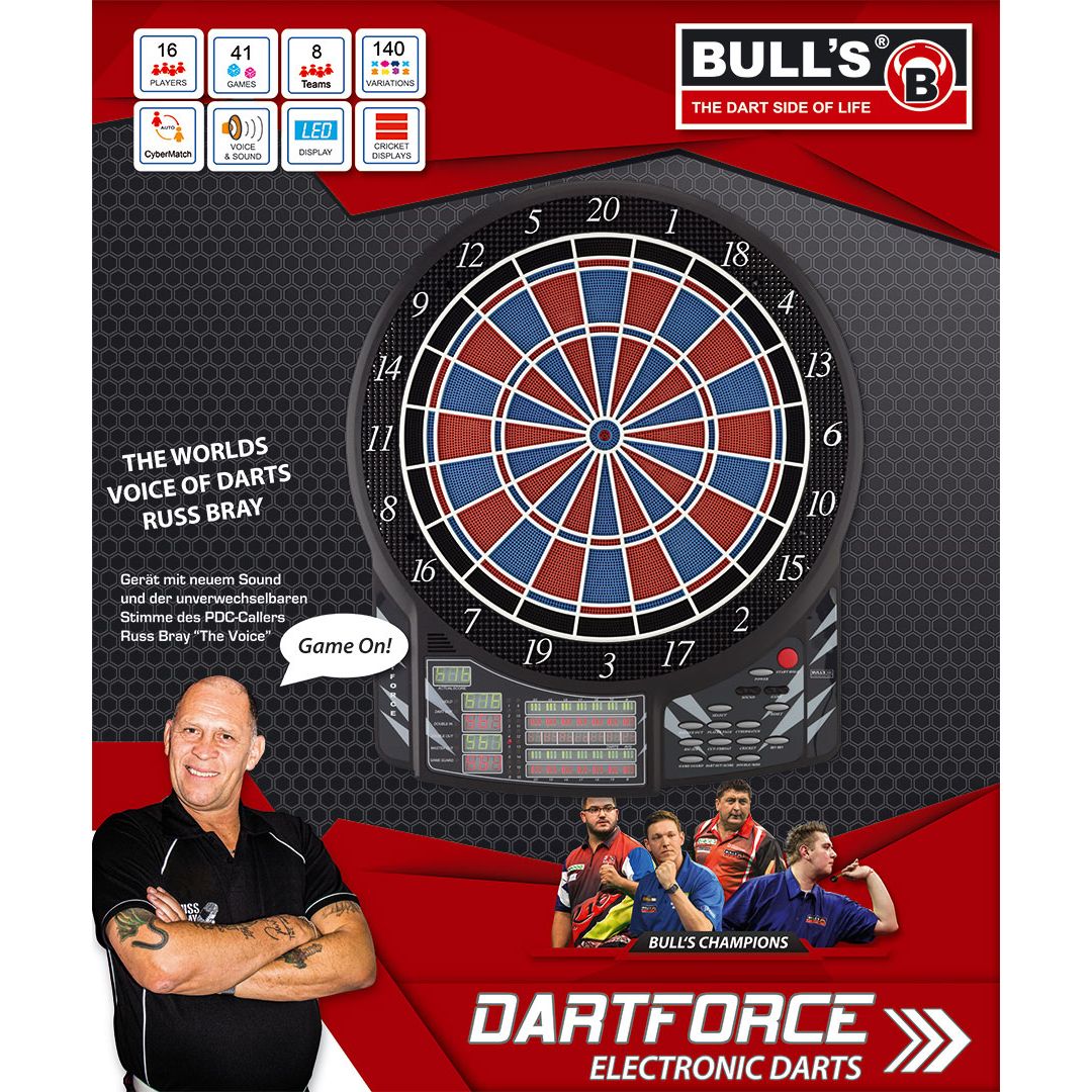 67994_v1 Das Bild zeigt das elektronische Dartboard "Bulls Dartforce RB" mit einer großen, bunten Zielscheibe und digitalen Anzeigen. Unten sind mehrere Dartspieler abgebildet und der berühmte Ansager Russ Bray ist ebenfalls zu sehen.