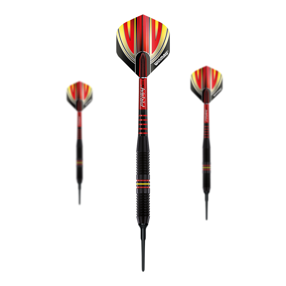 Dardos blandos Winmau Outrage V1 de latón recubierto de negro - 18 g Das Bild zeigt drei Winmau Outrage V1 Black Coated Brass Softdarts mit einem Gewicht von 18g. Die Pfeile haben ein schwarzes Barrel und auffällige Flights in Rot, Gelb und Schwarz.
