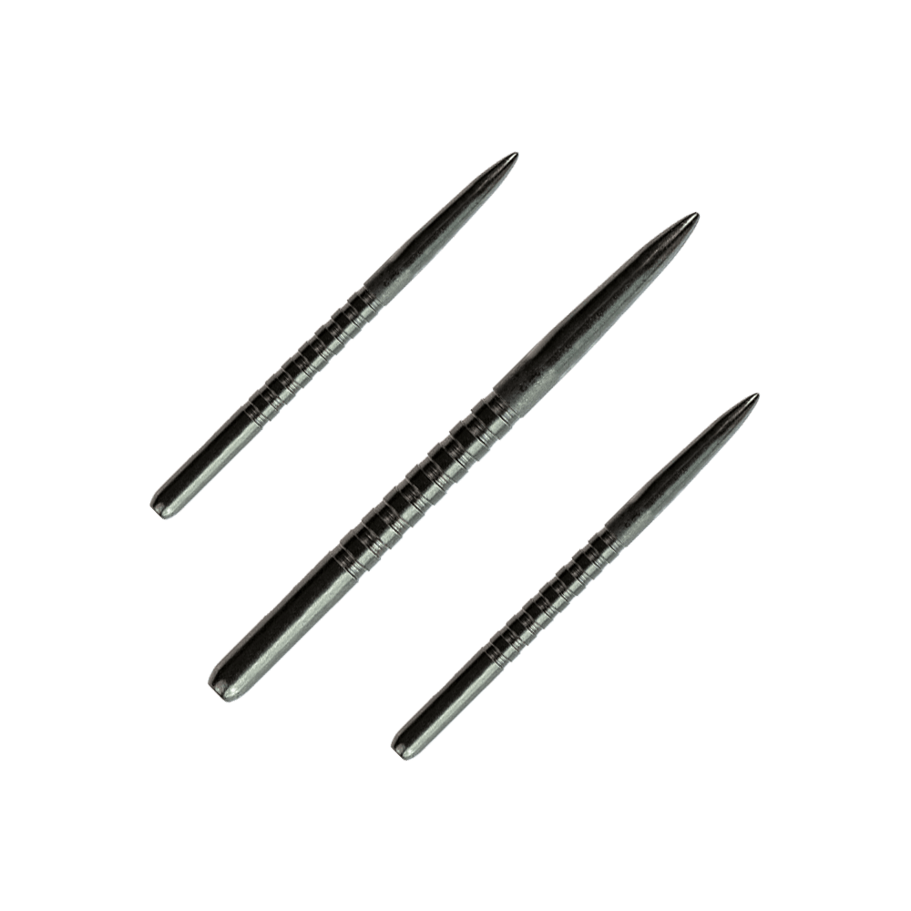 57752_Bulls_GP3_Steeldartspitzen_Schwarz_38mm_1 Das Bild zeigt drei schwarze Stahl-Dartspitzen des Produkts „Bulls GP3 Steeldartspitzen Schwarz“. Sie sind spitz zulaufend und haben Rillen zur besseren Griffigkeit.