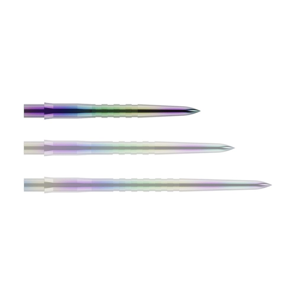 Puntas de dardos Mission Caliburn EVO - Ranuradas - Coral Das Bild zeigt drei bunte, metallische Dartspitzen in einer Reihe. Sie haben eine glatte Oberfläche mit leichten Rillen und glänzen in verschiedenen Farben.