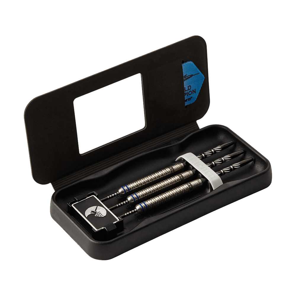 27444_Unicorn_World_Champion_Gary_Anderson_Phase_3_Steeldarts_4 Das Bild zeigt ein Set von drei Steeldarts in einer schwarzen Aufbewahrungsbox. Es handelt sich um die „Unicorn World Champion Gary Anderson Phase 3 Steeldarts“.