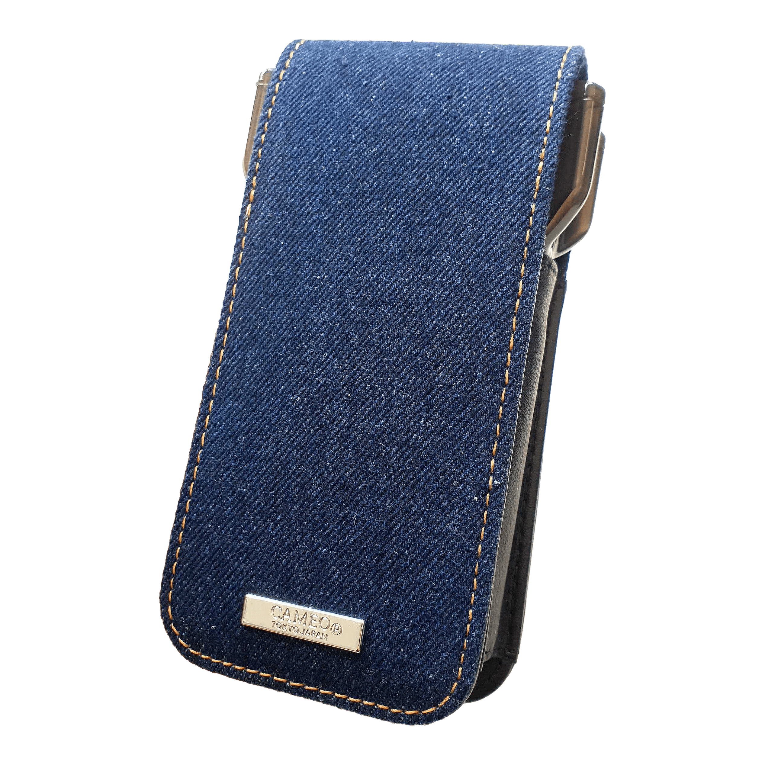 Estuche para dardos Cameo Acento Denim Dies ist ein Dartcase aus indigofarbenem Denim-Stoff. Auf der Vorderseite befindet sich ein Metall-Label mit der Aufschrift "CAMEO TOKYO JAPAN".