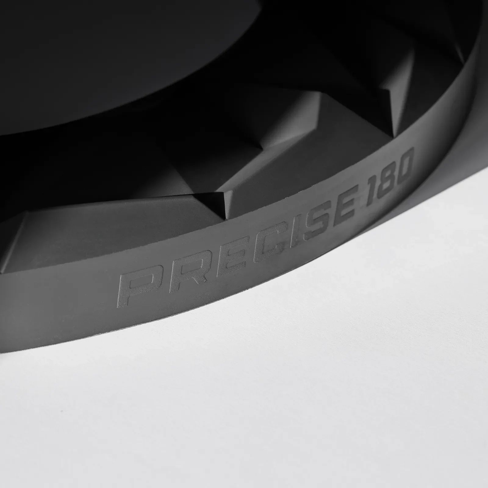 Das Bild zeigt das Produkt Precise 180 3D Dartboard Surround Subterra - Graphite. Es ist eine moderne Dartboard-Umrandung in der Farbe Graphit.