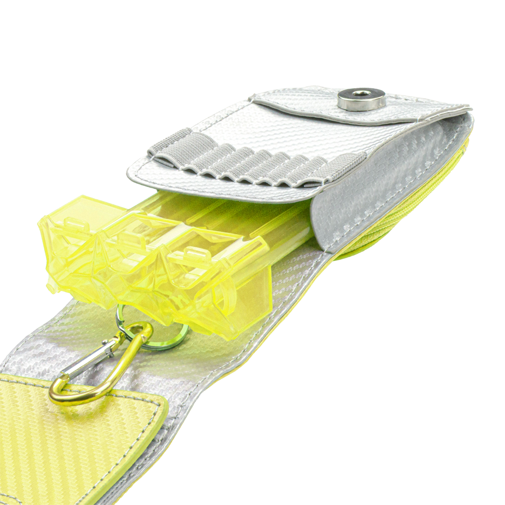66348_Bulls_SECC_Dartcase_Yellow_3 Das Bild zeigt das Produkt "Bulls SECC Dartcase" in geöffnetem Zustand. In dem silbernen Etui befindet sich ein gelber Einsatz zur sicheren Aufbewahrung von Dartpfeilen.