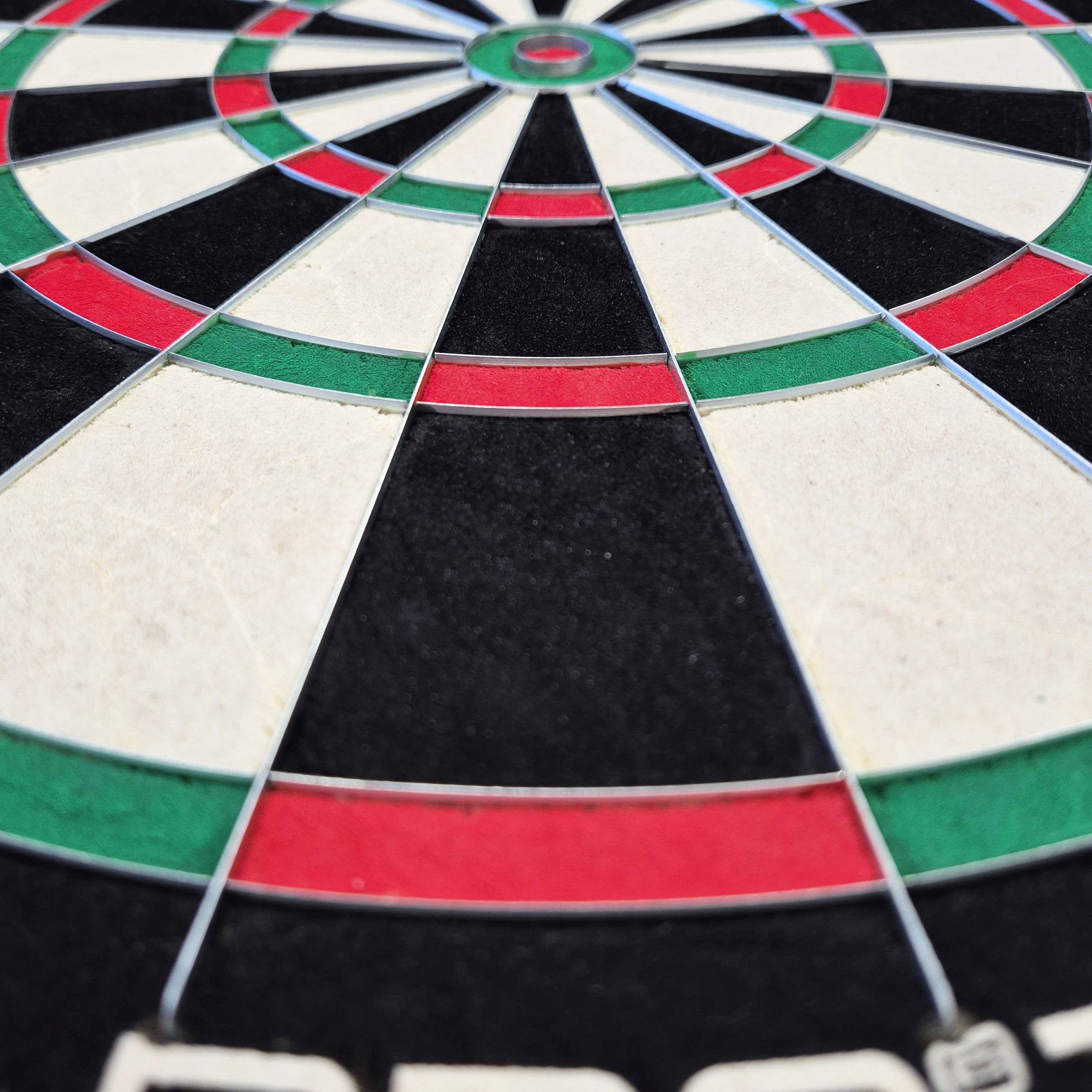 Diana de acero Harrows Quadro 240 Das Bild zeigt eine Nahaufnahme des Harrows Quadro 240 Steeldartboards. Die Farbfelder in Schwarz, Weiß, Rot und Grün sind deutlich zu erkennen.