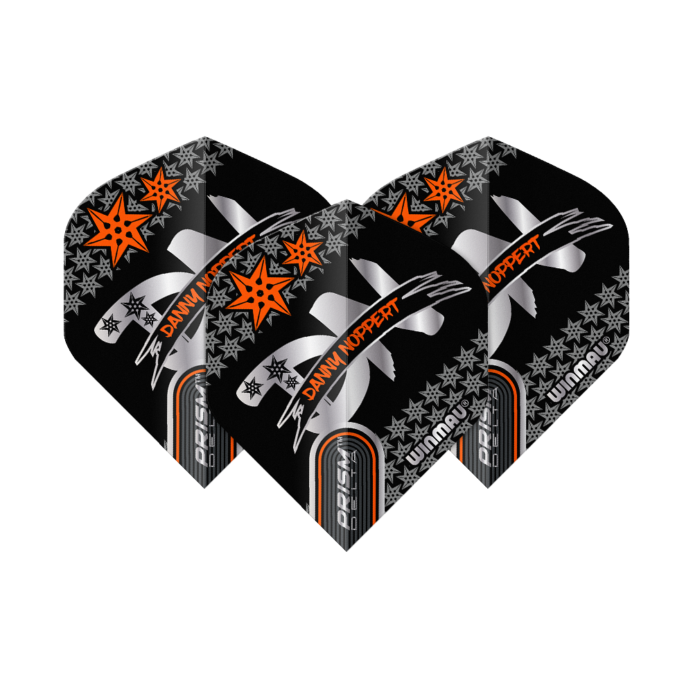 Vuelos estándar Winmau Prism Delta Danny Noppert Black Signature No2 Das Bild zeigt drei schwarze Dartflights mit dem Aufdruck „Danny Noppert“ in Orange. Die Flights sind von der Marke Winmau und tragen das Modell „Prism Delta Signature No2 Standard“.