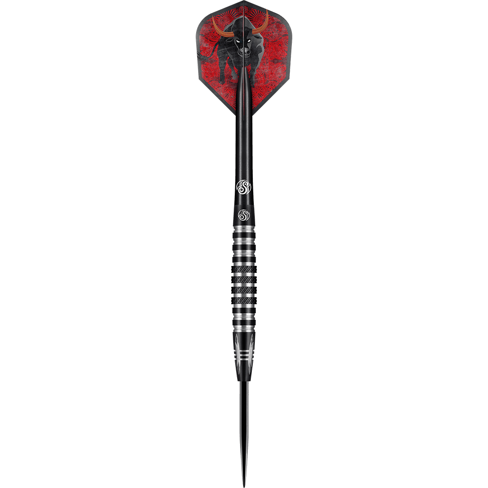 66937_Shot_Americana_The_Wrangler_Steeldarts_1YJmR4FC6x0paj Dieses Bild zeigt einen modernen Steeldartpfeil mit einer schwarz-silbernen Metallspitze. Die Dartflügel sind rot und zeigen das Bild eines schwarzen Stiers.