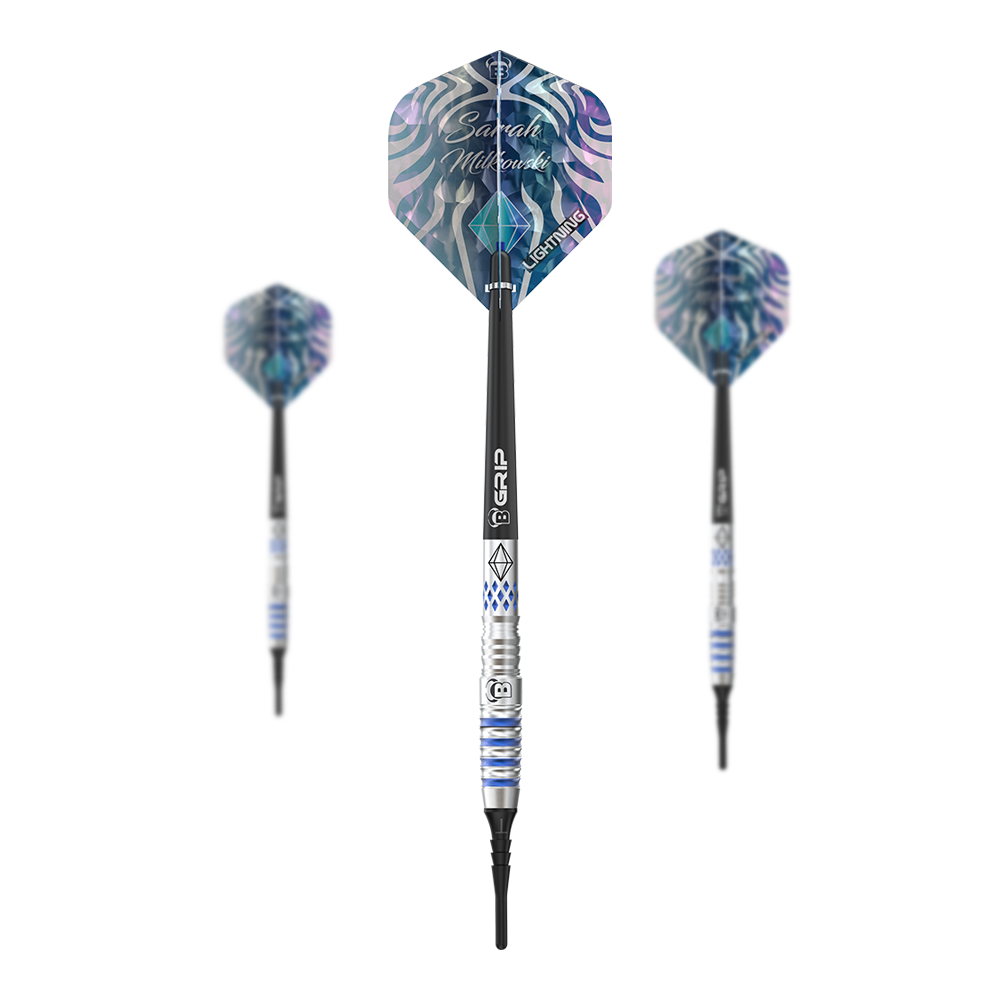 Dardos blandos Bulls Sarah Milkowski - 20 g Das Bild zeigt drei Softdarts des Modells "Bulls Sarah Milkowski Softdarts - 20g". Die Darts haben ein silber-blaues Design und einen auffälligen Flight mit dem Namen "Sarah Milkowski".