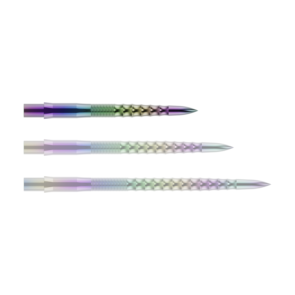 Puntas de dardos Mission Caliburn EVO - Ondulación - Coral Auf dem Bild sind drei bunte Steeldartspitzen mit einem geriffelten und gewellten Muster zu sehen. Sie liegen parallel nebeneinander auf einem grünen Hintergrund.