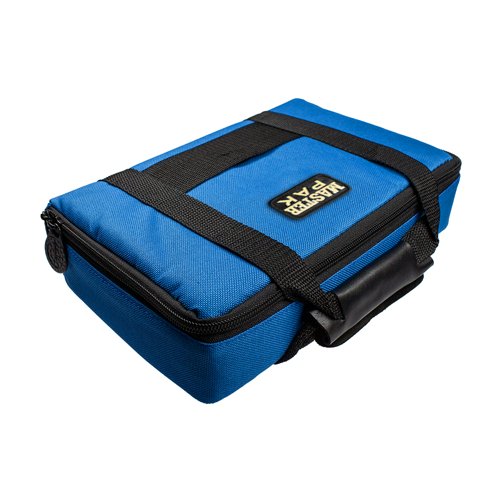 Pak3_Master_Pak_Darttasche_Blau_2qU7KDRTbQe1Sd Die Abbildung zeigt eine blaue Tasche mit der Aufschrift "Master Pak" auf der Oberseite. Die Tasche hat einen Reißverschluss und einen schwarzen Tragegriff.