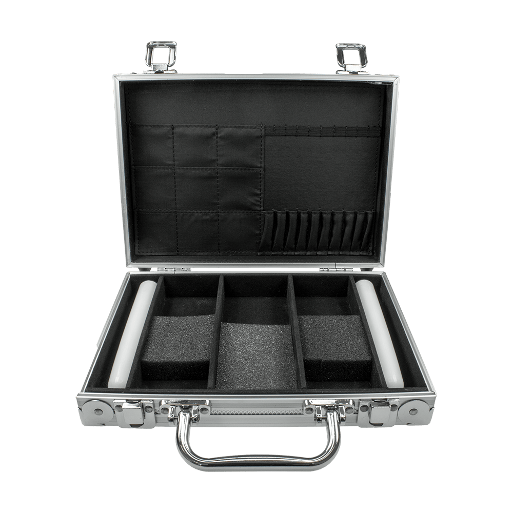 8025-02_Karella_Alukoffer_Silber_3 Der Aluminiumkoffer ist geöffnet und zeigt ein schwarzes, unterteiltes Innenfach. Im Deckel befinden sich verschiedene kleine Taschen und Einsteckfächer.