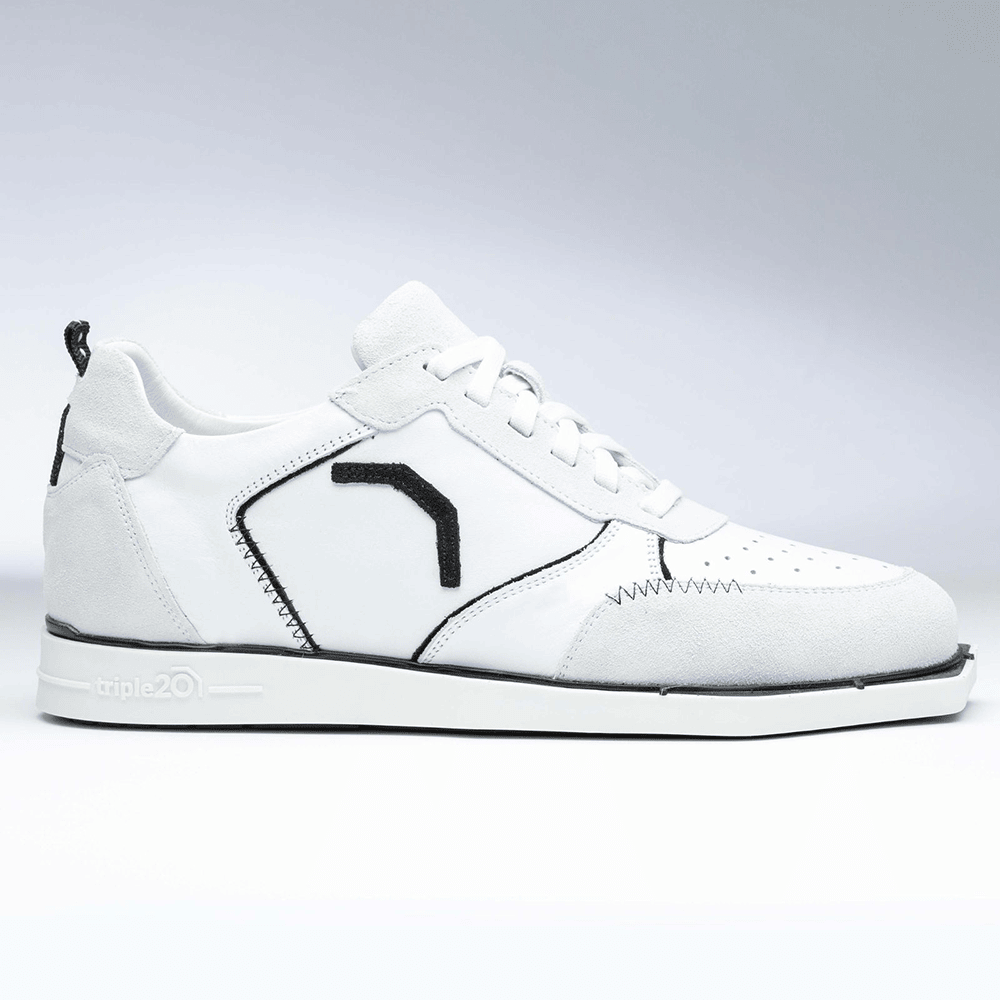 20100002-00_Triple20_Dartschuhe_Leder_Weiss_Schwarz_2 Der Schuh "Triple20 Dartschuhe Leder - Weiß Schwarz" ist ein weißer Sneaker mit schwarzen Details. Er besteht aus Leder und hat eine sportliche, moderne Optik.