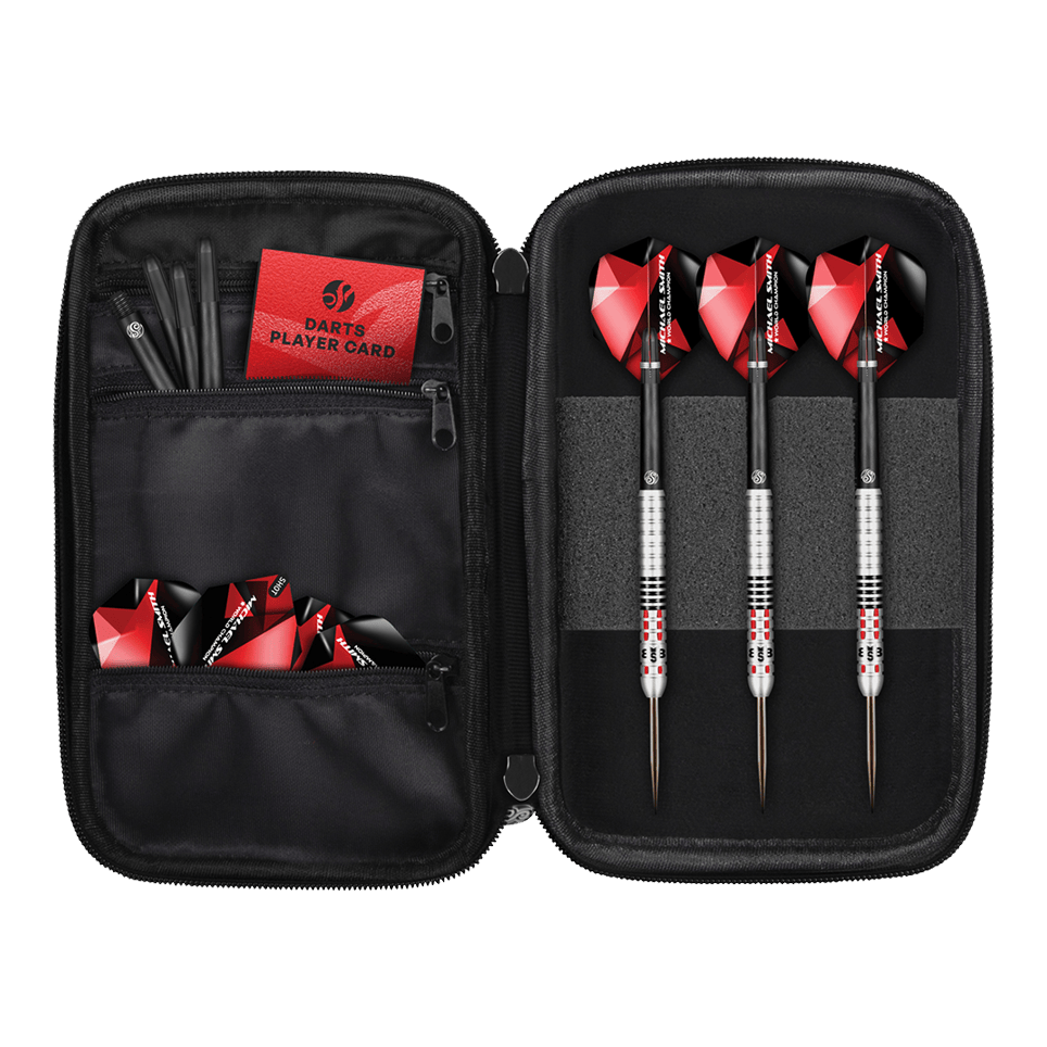 Estuche de dardos de bolsillo Shot Michael Smith World Champion - Victory Das Bild zeigt das Produkt "Shot Michael Smith World Champion Pocket Dartcase - Victory". Im Etui befinden sich drei Darts, Ersatzteile und eine Darts-Spielerkarte, alles ordentlich verstaut.