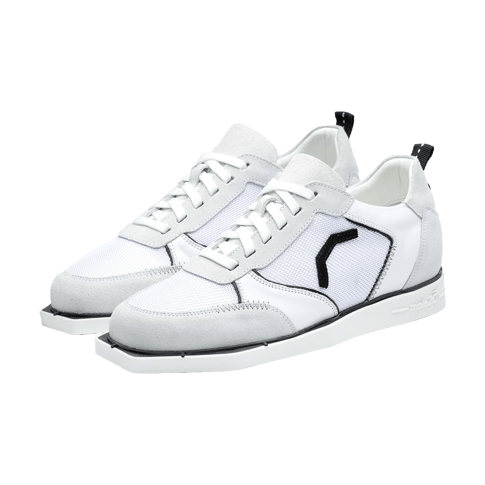 20200004-00_Triple20_Dartschuhe_Textil_Leder_Weiss_Schwarz_1 Die Abbildung zeigt ein Paar weiße und schwarze Triple20 Dartschuhe aus Textil und Leder. Die Schuhe haben ein modernes Design mit weißen Schnürsenkeln und schwarzen Akzenten an der Seite.