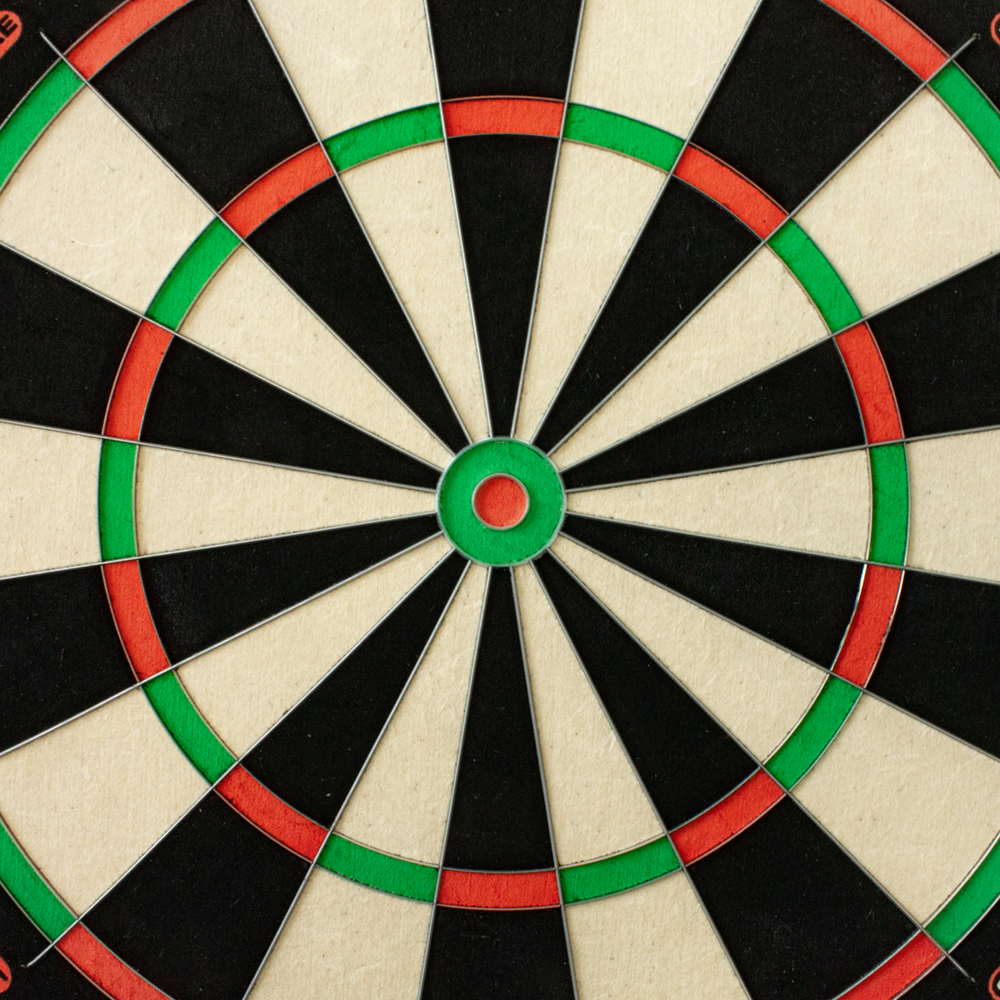 3031_Winmau_Blade_6_DualCore_Steeldartboard_3 Das Bild zeigt eine Nahaufnahme des Winmau Blade 6 DualCore Steeldartboards. Man sieht deutlich die farbigen Felder und das Bullseye in der Mitte.