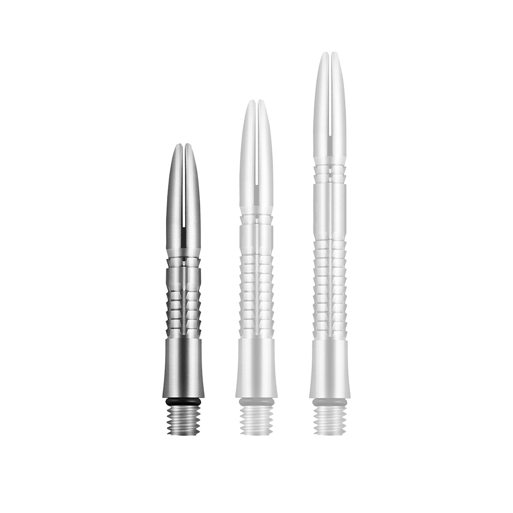 Flechas de titanio Shot Mako Das Bild zeigt drei silberne Dartschäfte aus Titan in unterschiedlichen Längen. Sie haben ein geripptes Design und ein Schraubgewinde am unteren Ende.