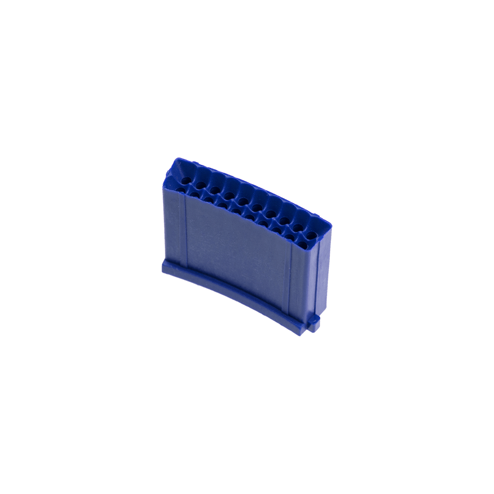 LW4_L-wen_Dart_Ersatzfeld_Triple_Blau_1 Das Bild zeigt ein blaues Ersatzfeld für Löwen Dartautomaten. Es ist rechteckig geformt und hat mehrere kleine Löcher auf der Oberseite.