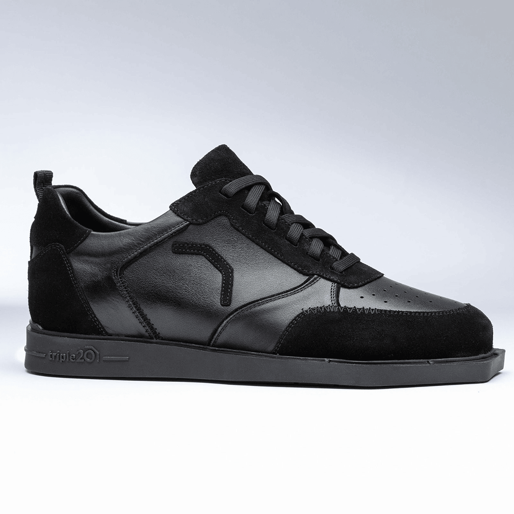 20100006-00_Triple20_Dartschuhe_Leder_Schwarz_2 Der abgebildete Schuh ist der "Triple20 Dartschuhe Leder - Schwarz". Er besteht aus schwarzem Leder mit schwarzen Schnürsenkeln und einer schwarzen Sohle.