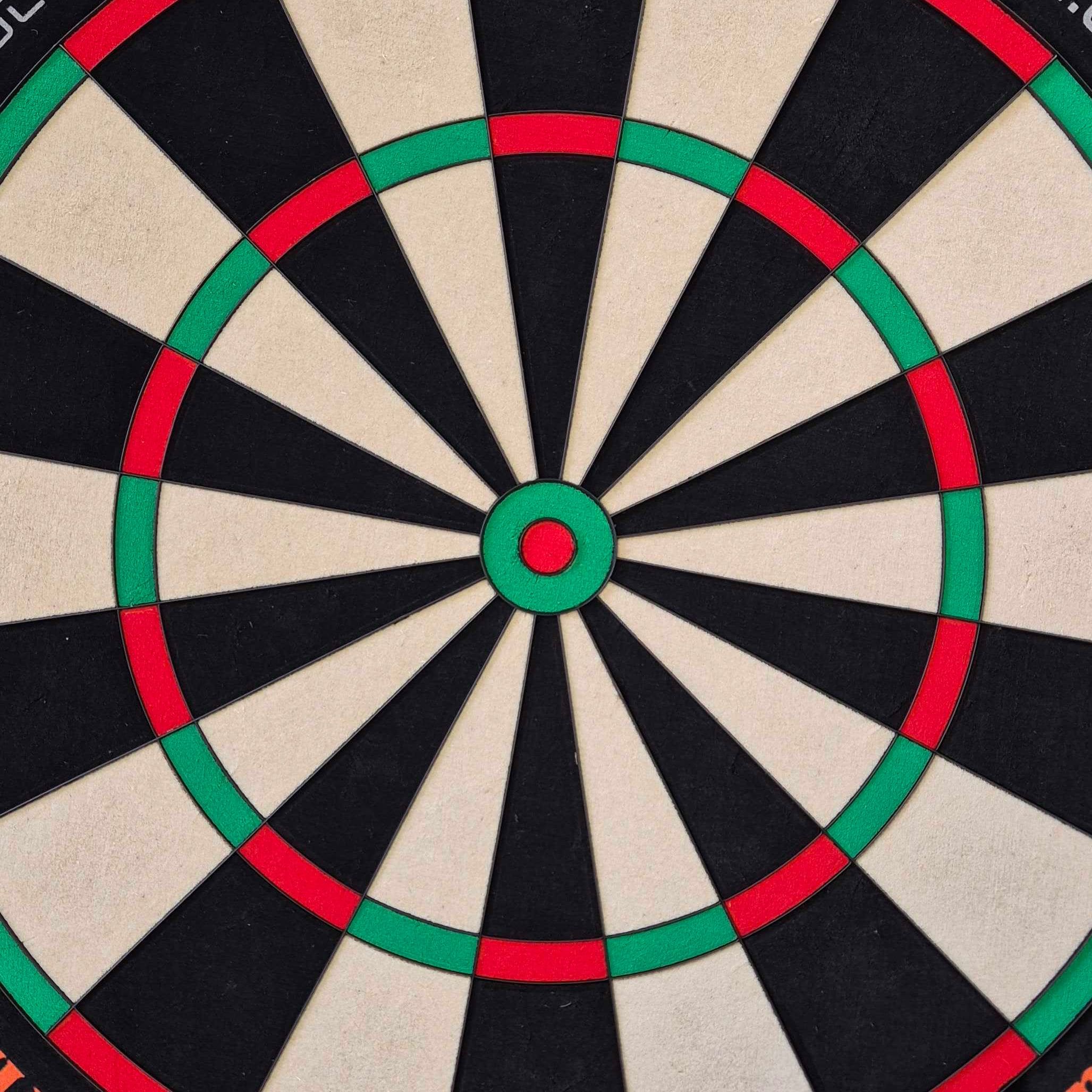 Diana de dardos de acero Unicorn Eclipse Ultra 2.0 Das Bild zeigt eine Nahaufnahme einer Dartscheibe mit klaren Farbfeldern in Schwarz, Weiß, Rot und Grün. Es handelt sich um das Produkt "Unicorn Eclipse Ultra 2.0 Steeldartboard".